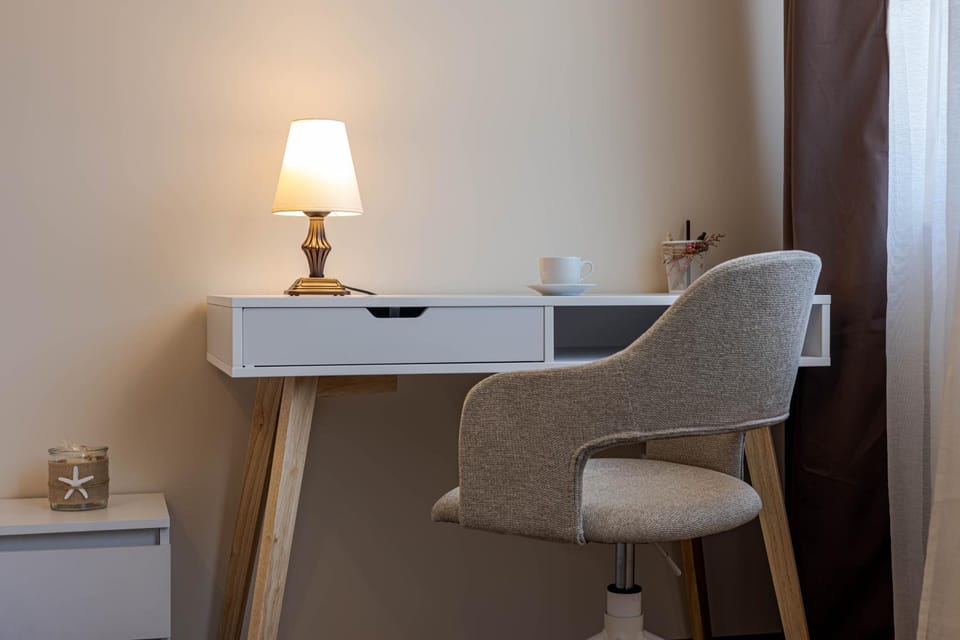 View (from property/room), Decorative detail, Seating area, Bedroom, heating