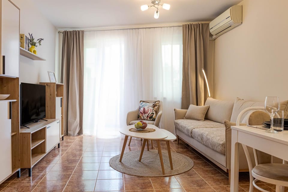 TV and multimedia, Living room, Seating area, Dining area, furniture, air conditioner
