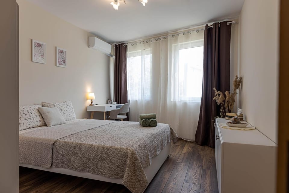 Bed, Living room, Photo of the whole room, Seating area, Bedroom