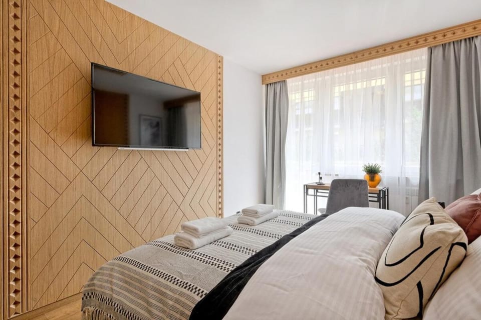 Bed, TV and multimedia, Photo of the whole room, Bedroom