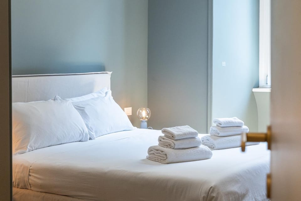 Bed, Photo of the whole room, Bedroom, towels