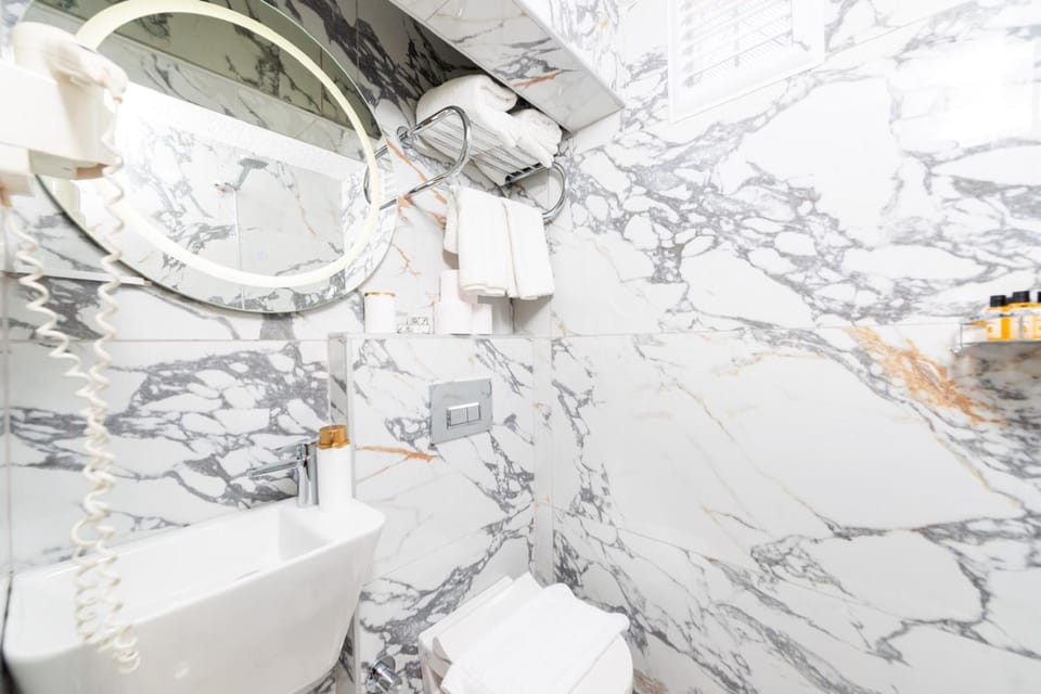 Shower, Toilet, Bathroom, towels