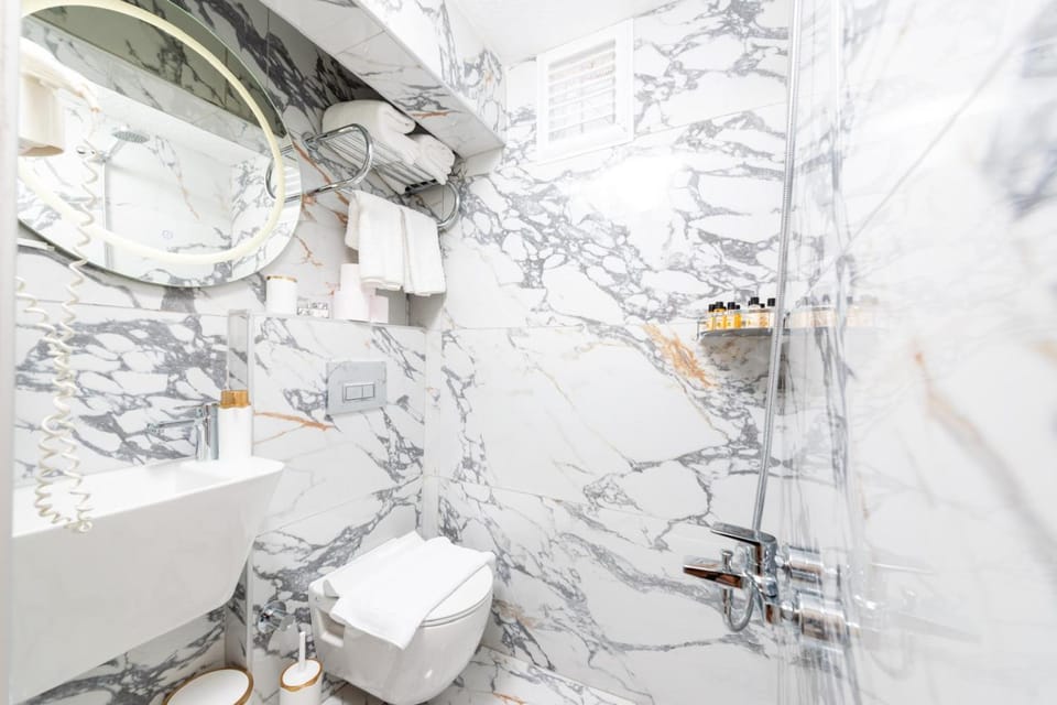 Shower, Toilet, Bathroom, towels