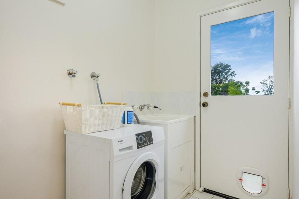 Hornsby Stay Near Station & Shops House in Sydney