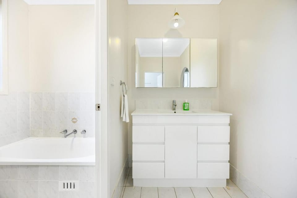 Hornsby Stay Near Station & Shops House in Sydney