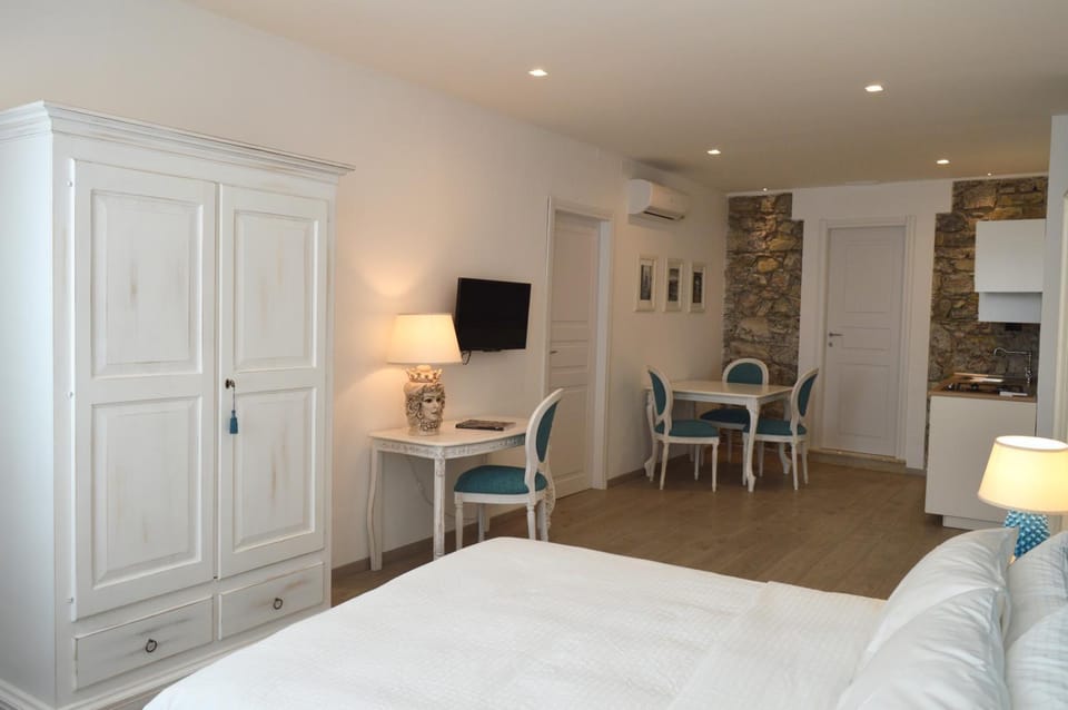 Dining area, Bedroom