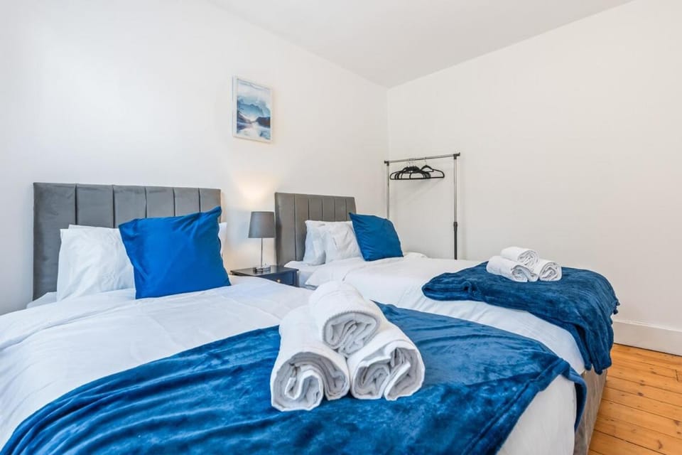 2 Bed House ,Close to Bromley South Station , Free Parking House in Bromley