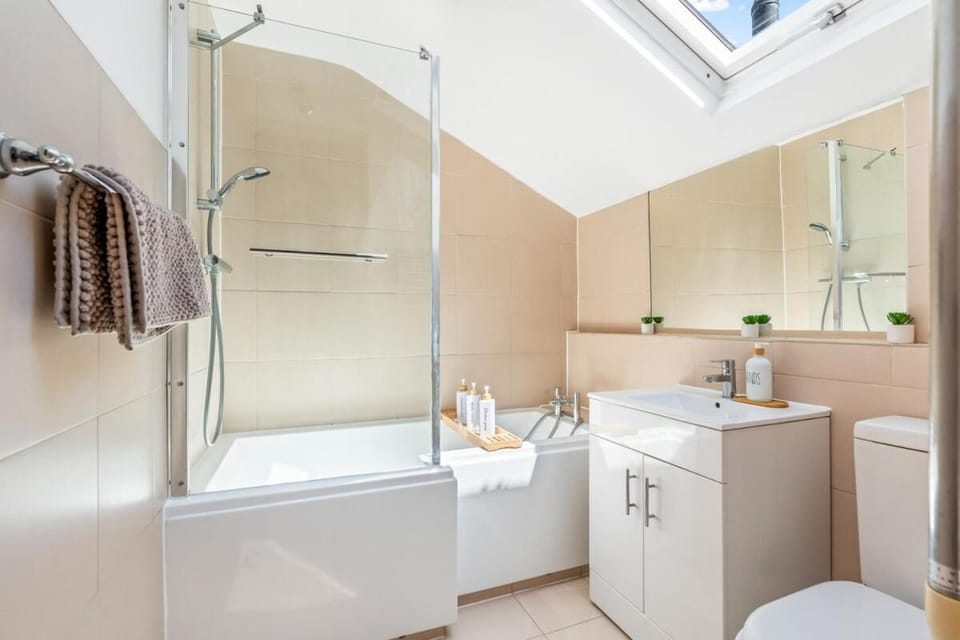 2 Bed House ,Close to Bromley South Station , Free Parking House in Bromley