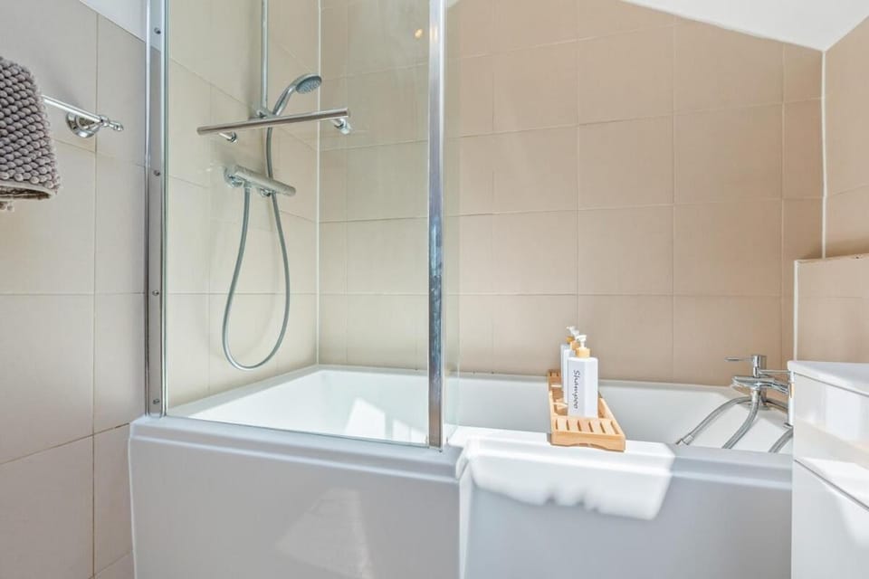 2 Bed House ,Close to Bromley South Station , Free Parking House in Bromley