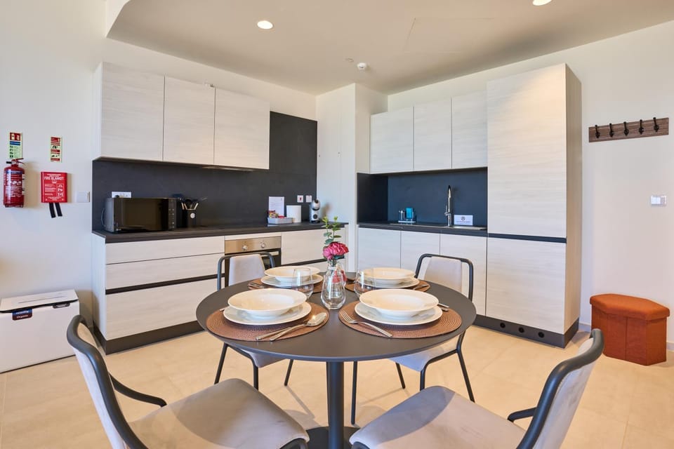 Kitchen or kitchenette, Seating area, Dining area, oven, stove