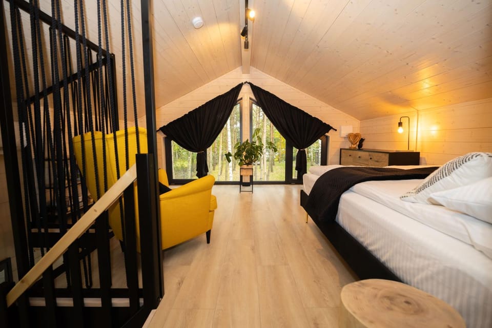 Bed, Photo of the whole room, Seating area, Bedroom