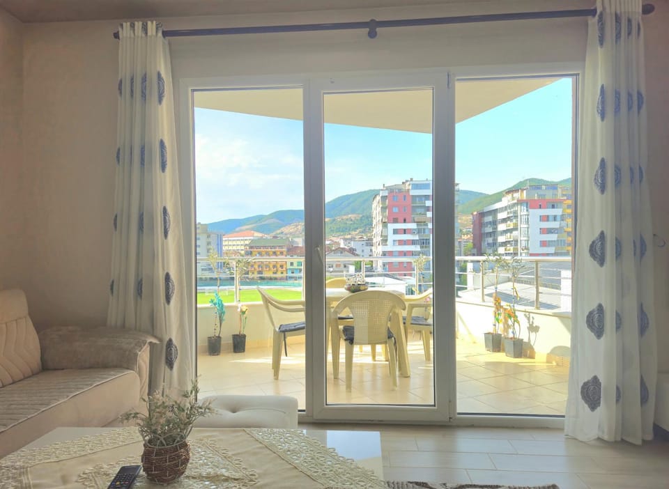 Balcony/Terrace, Living room, Landmark view, Mountain view, Location
