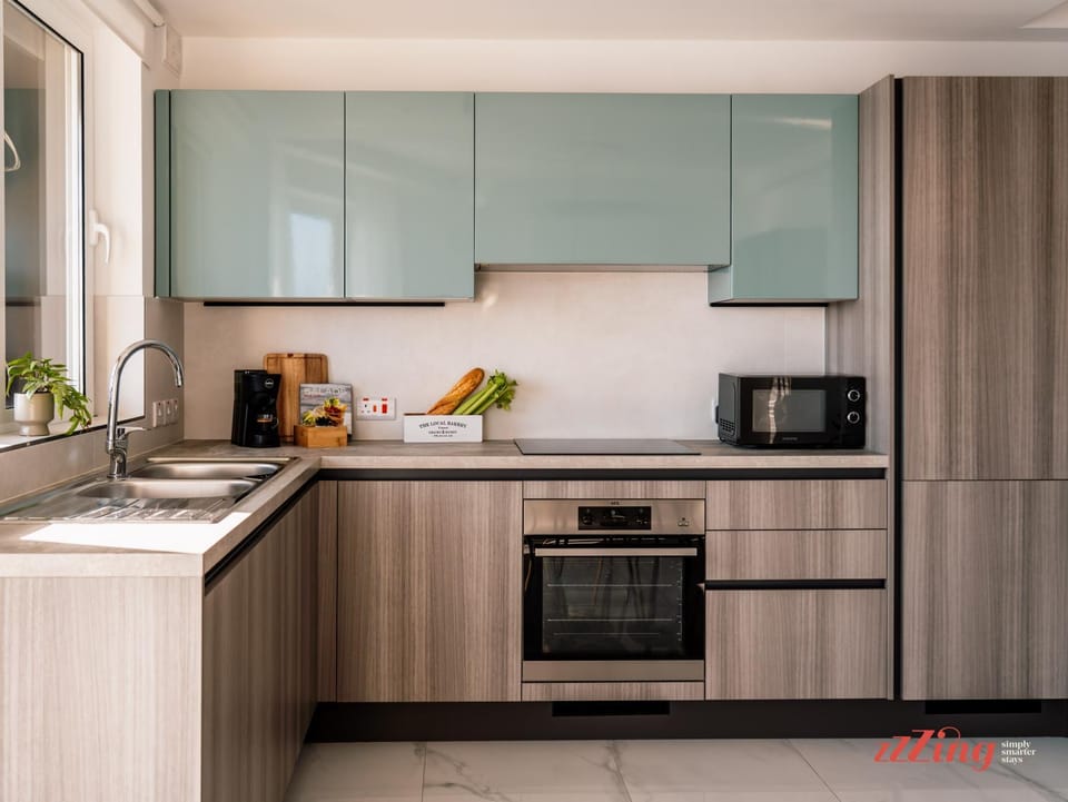 Coffee/tea facilities, Kitchen or kitchenette, microwave, oven, stove