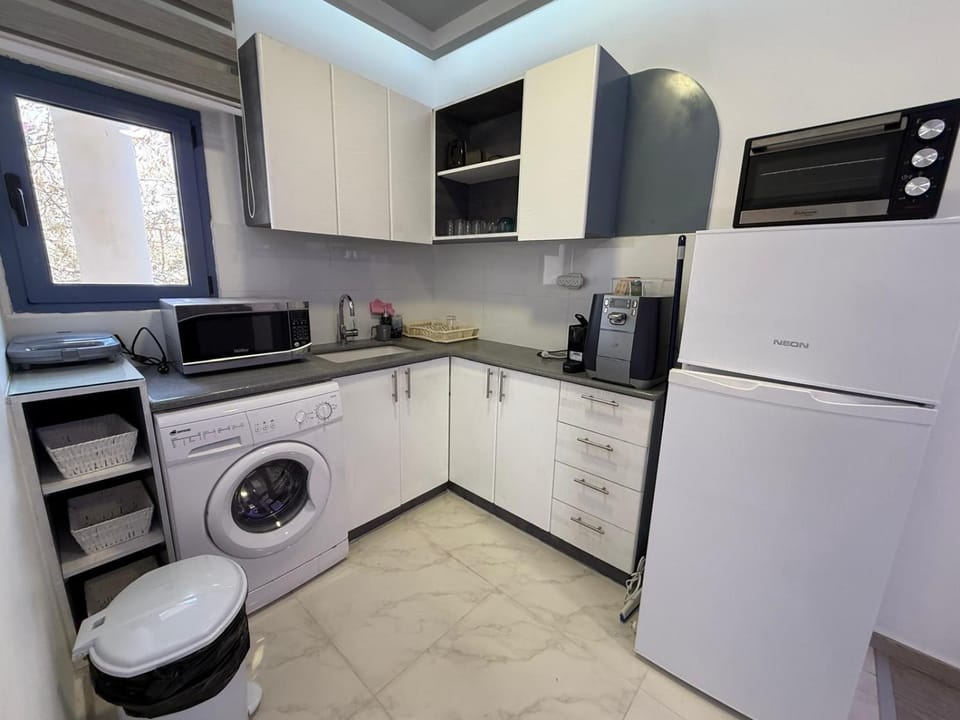 Coffee/tea facilities, Kitchen or kitchenette, oven, stove, toaster, washing machine