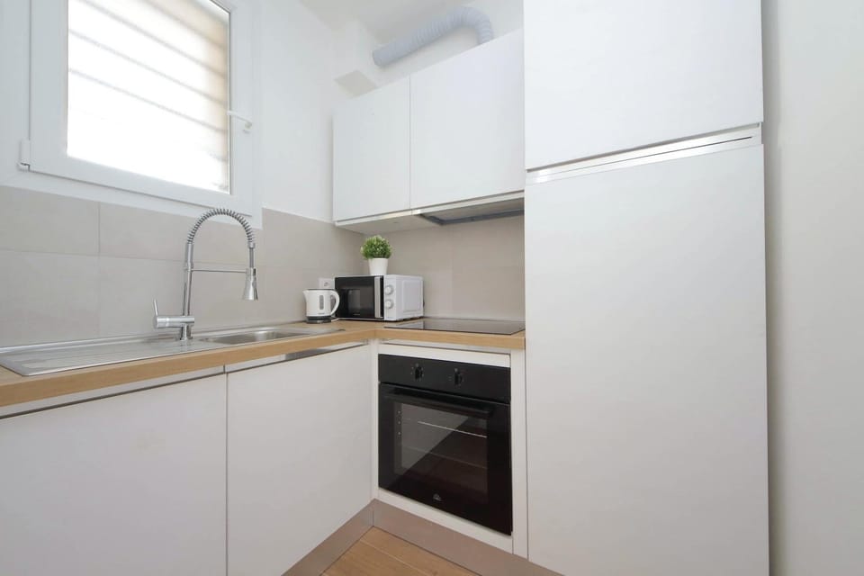 Coffee/tea facilities, Kitchen or kitchenette, oven