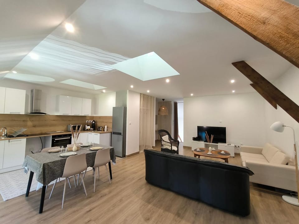 TV and multimedia, Dining area, oven, stove