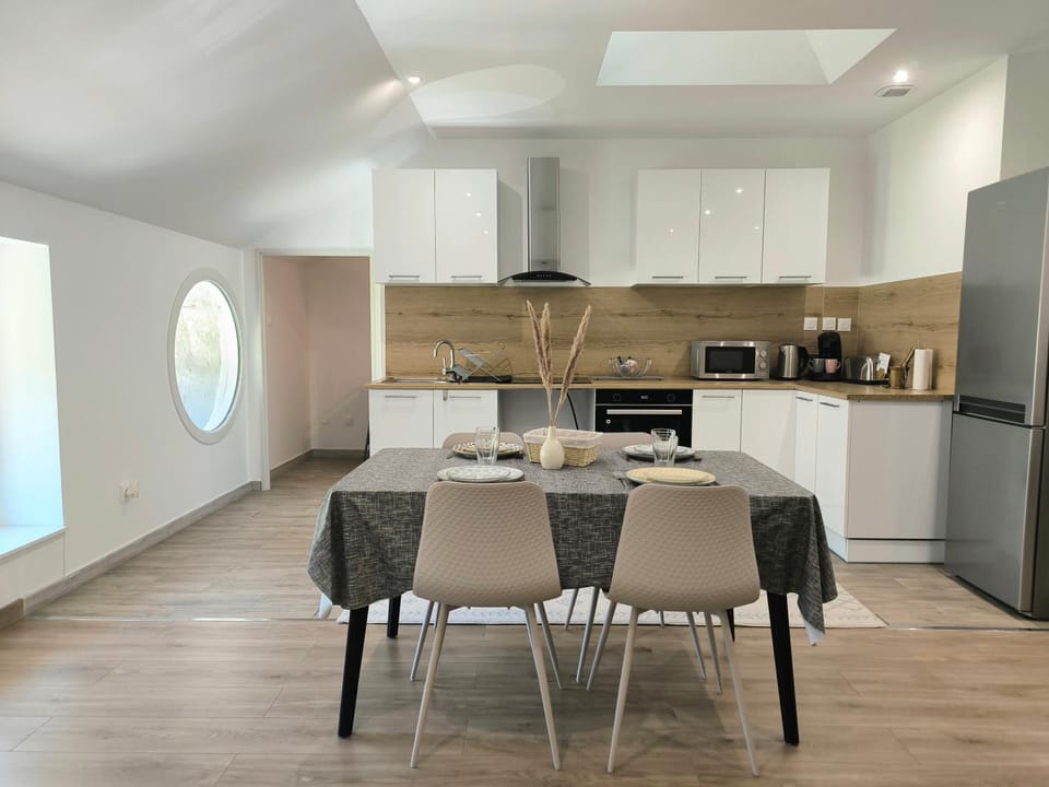 Kitchen or kitchenette, Dining area