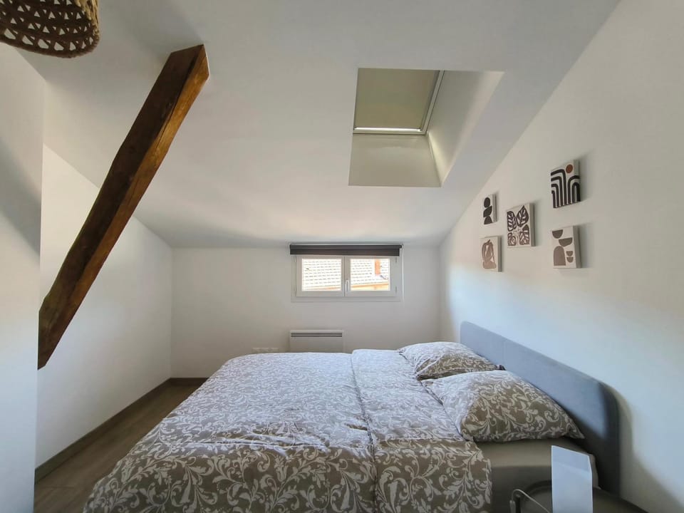 Bed, Photo of the whole room