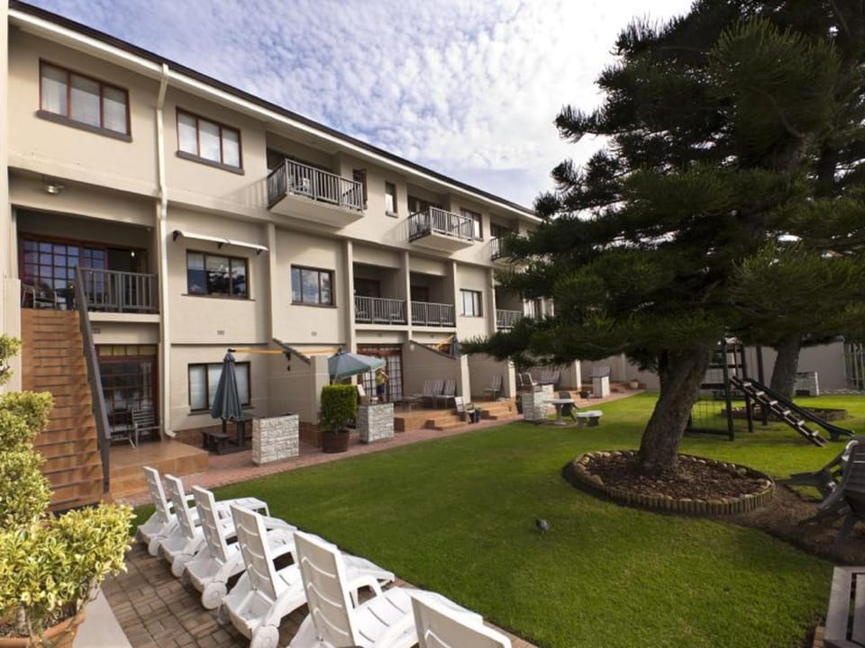 Property building, Patio, Spring, Day, Garden, Garden view