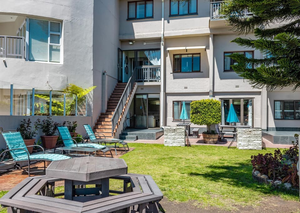 Property building, Patio, Spring, Day, Garden, View (from property/room), Balcony/Terrace, Seating area, Garden view, sunbed