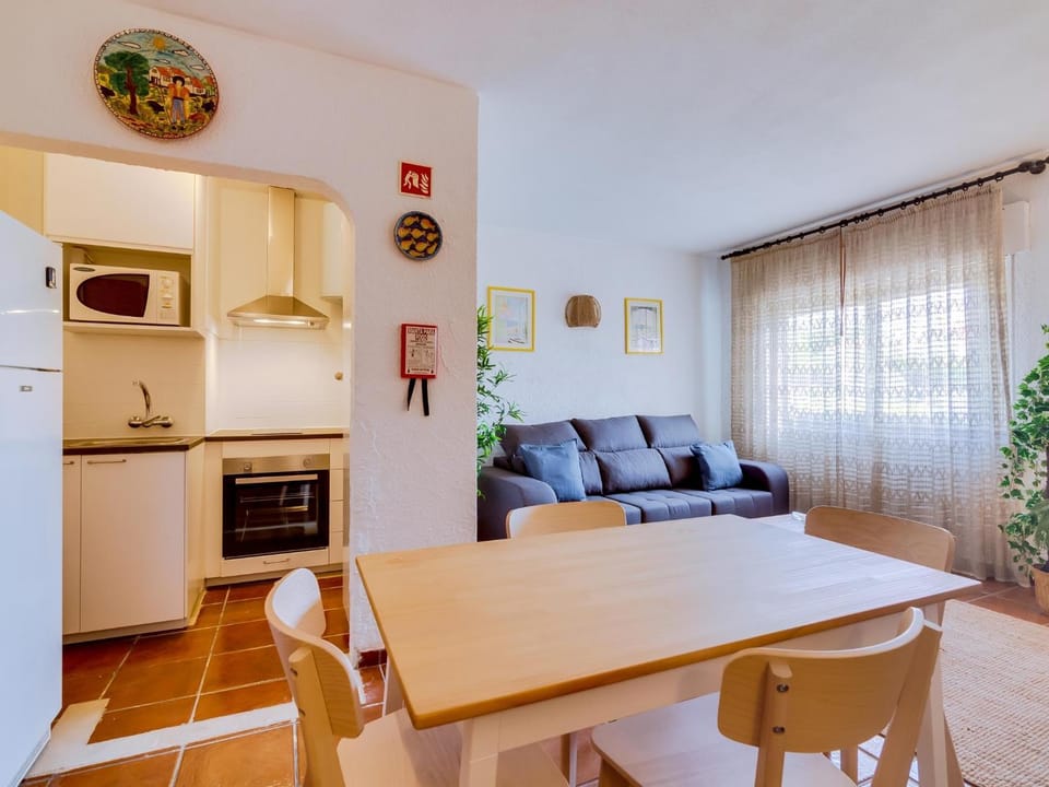 Kitchen or kitchenette, Living room, Seating area, Dining area, oven, stove