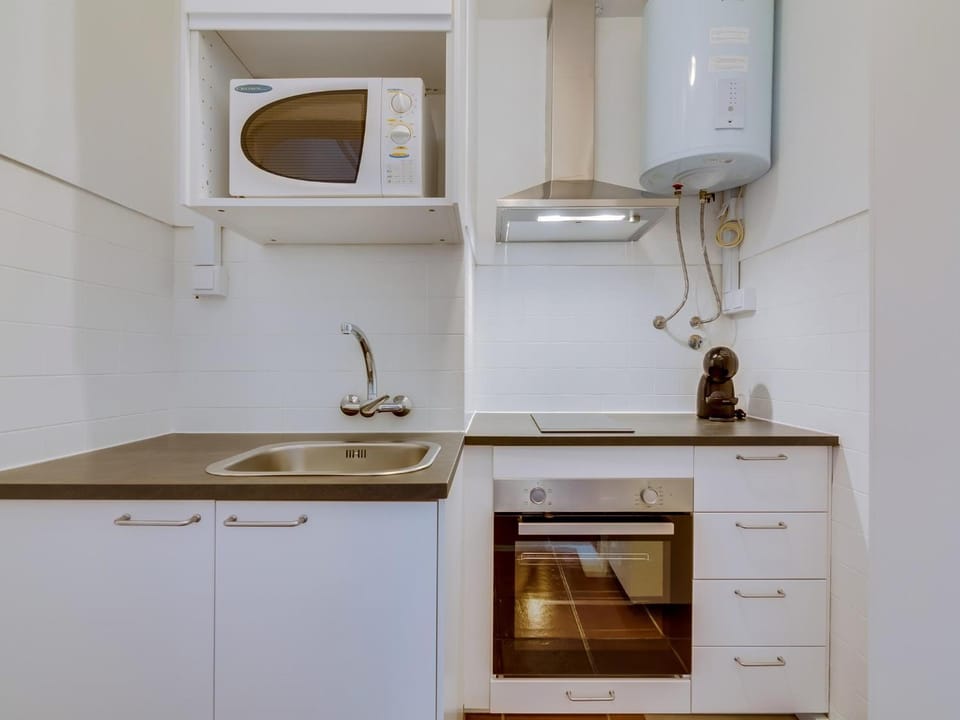 Kitchen or kitchenette, microwave, stove
