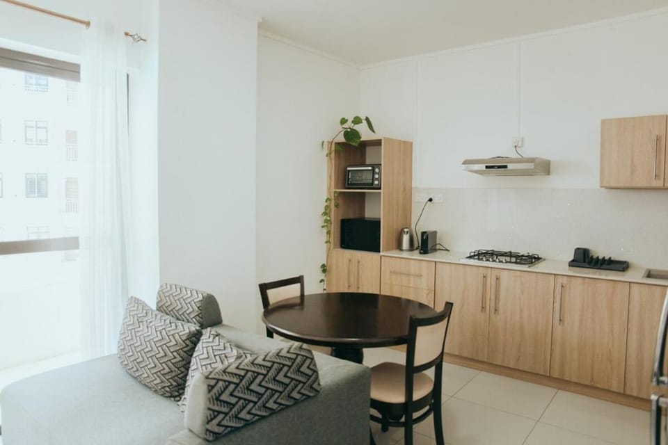 Coffee/tea facilities, Kitchen or kitchenette, Living room, Dining area, stove