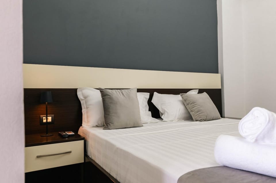 Bed, towels