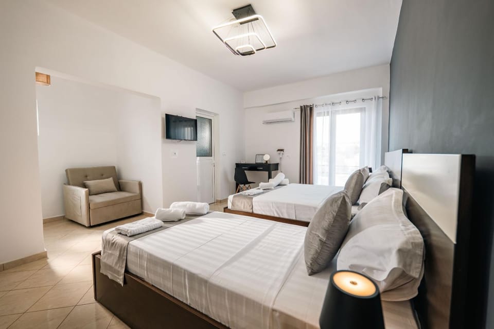 Bed, TV and multimedia, Seating area, Bedroom, towels, air conditioner