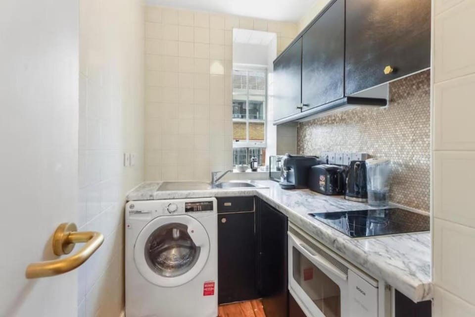 Coffee/tea facilities, Kitchen or kitchenette, microwave, oven, stove, toaster, washing machine