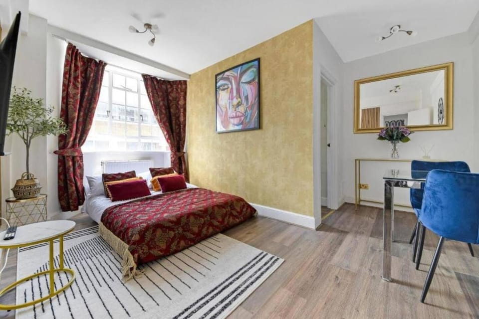 Bed, Living room, Decorative detail, Seating area, Dining area