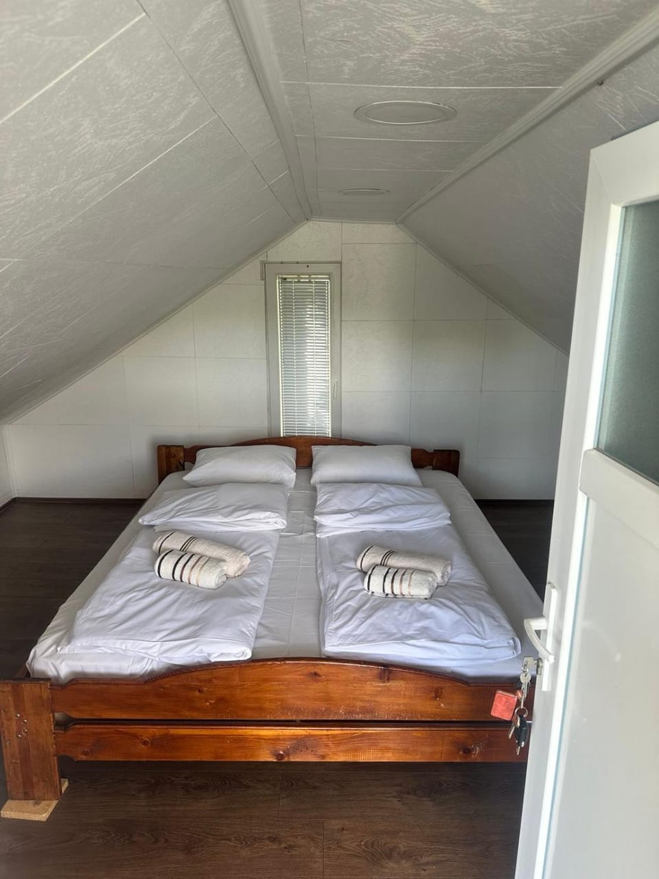 Bed, Bedroom, towels