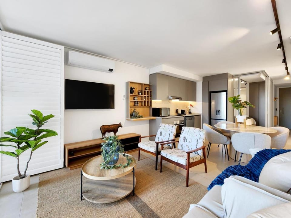 TV and multimedia, Kitchen or kitchenette, Living room, Seating area, Dining area