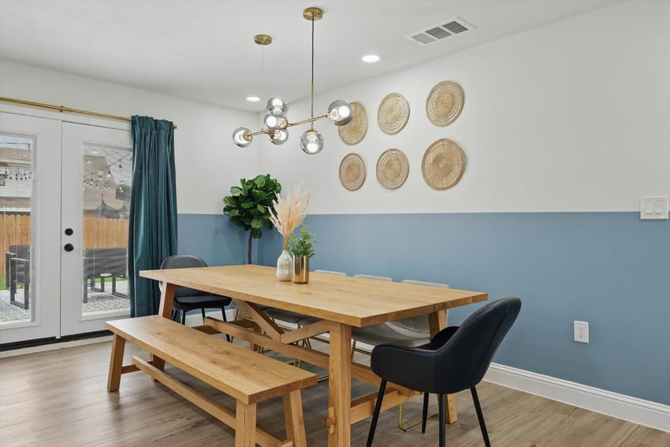 Modern Open-Concept 4-BD 3-BA with Backyard House in Irving