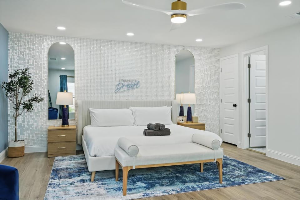 Modern Open-Concept 4-BD 3-BA with Backyard House in Irving