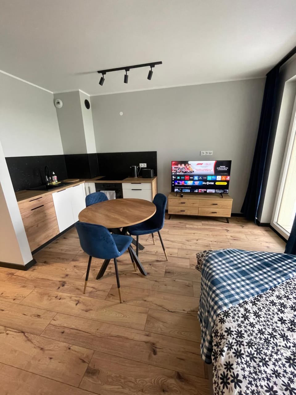 Kitchen or kitchenette, Living room, Dining area, oven