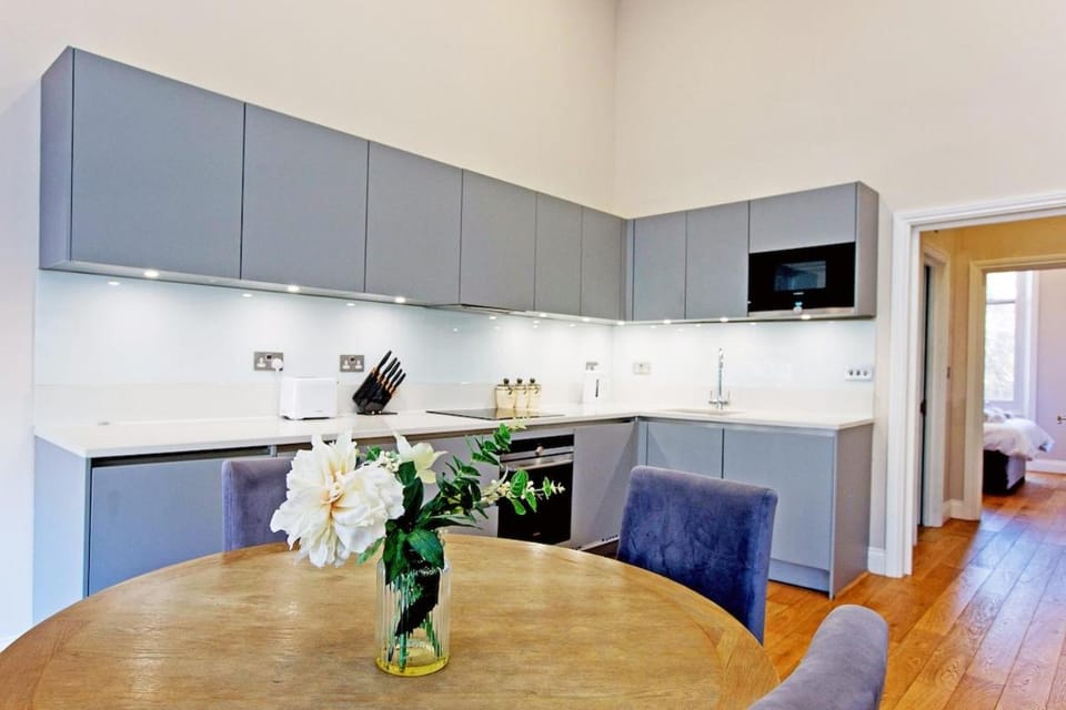 Kitchen or kitchenette, Dining area, oven, stove