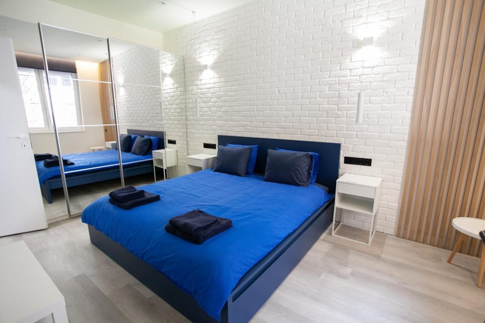 Photo of the whole room, Bedroom, towels