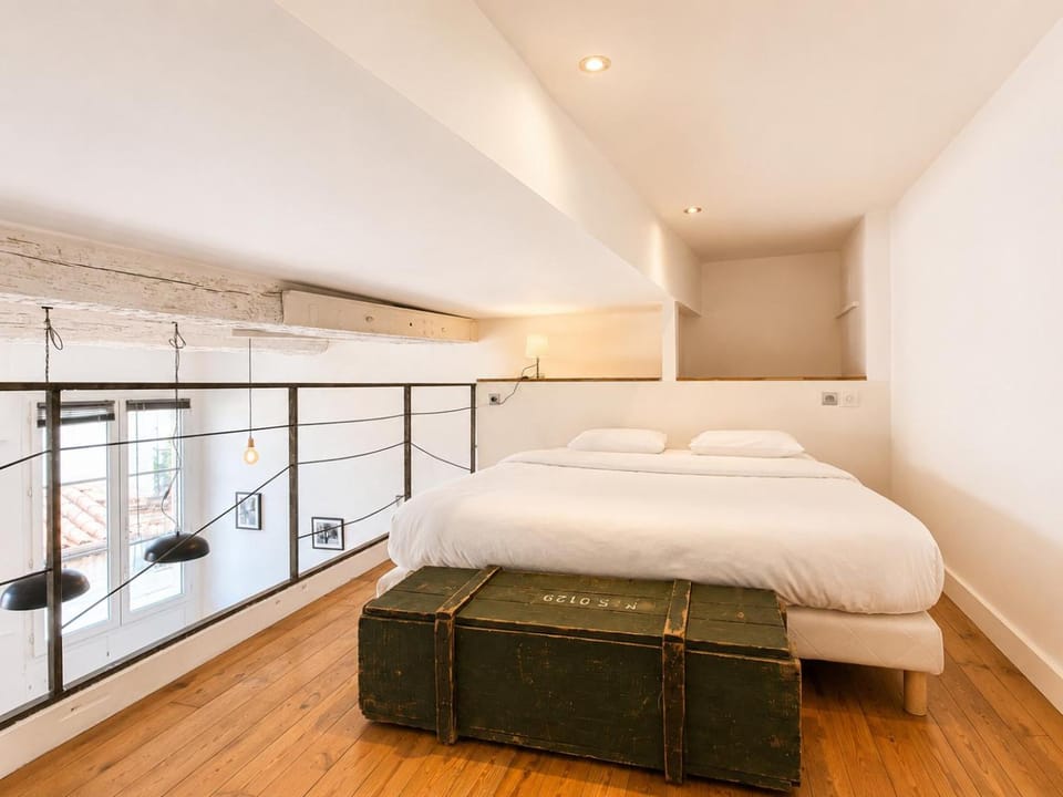 Photo of the whole room, Bedroom