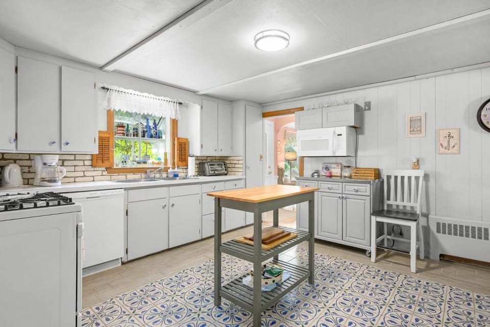 Family Pet-Friendly Cape Escape Near Beach House in Hyannis Port