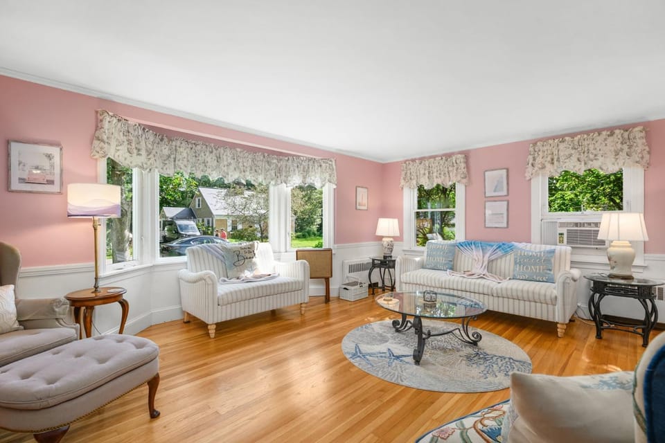 Family Pet-Friendly Cape Escape Near Beach House in Hyannis Port