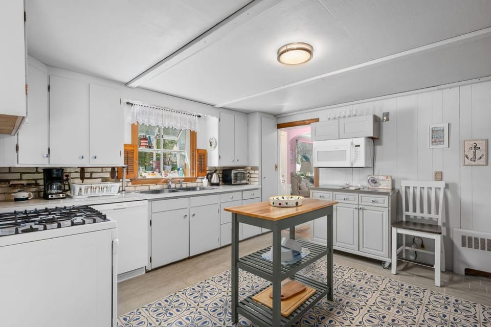 Family Pet-Friendly Cape Escape Near Beach House in Hyannis Port