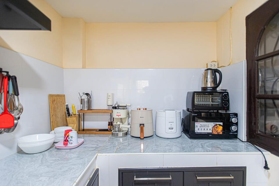 Coffee/tea facilities, Kitchen or kitchenette, microwave, kitchen