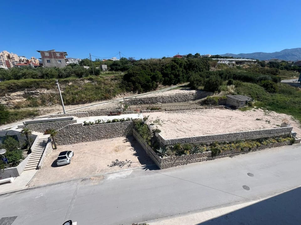 Day, Neighbourhood, Natural landscape, Mountain view, Street view, Location, Parking