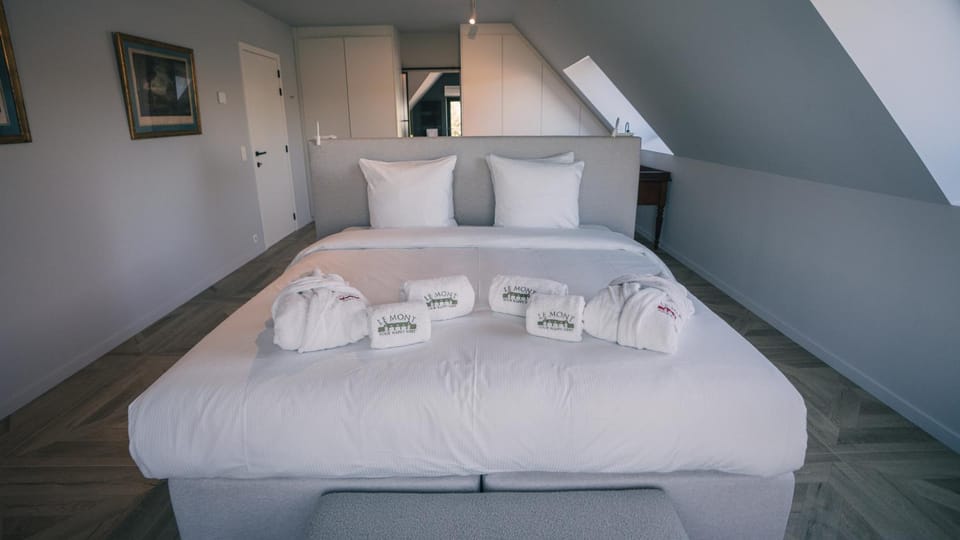 Bed, Photo of the whole room, Bedroom, towels