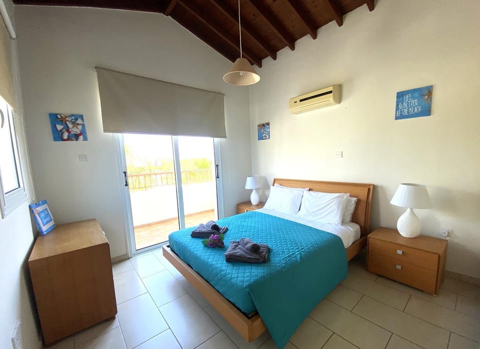 Bedroom, towels, air conditioner