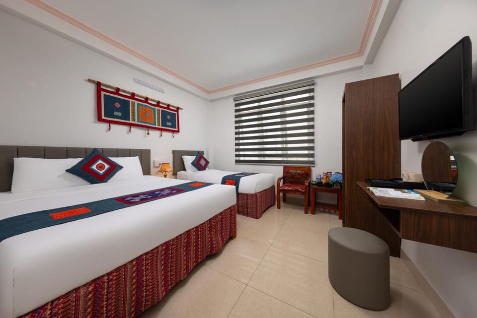 Bed, Photo of the whole room, City view