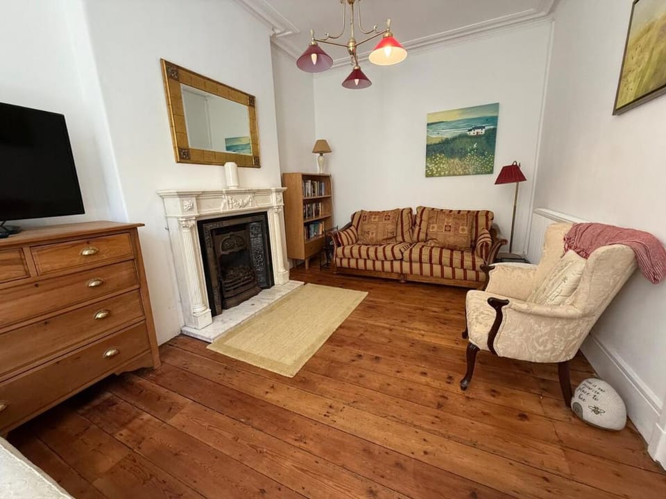 Kitchen or kitchenette, Living room, Seating area