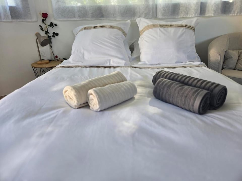 Bed, Bedroom, towels
