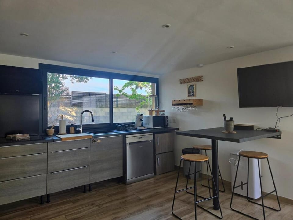 Kitchen or kitchenette, Dining area, dishwasher, stove